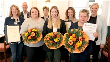 Ehrungen bei der  Raiffeisen-Volksbank Varel-Nordenham eG (von links, hinten): Peter Jongmans (Vorstand), Tanja Mönnich, Melanie Weßels, Tanja Daugill (Vorständin), Insa Glowatzki, Manuela Leikam, Annika Müller-Rostin und Doris Netzlaff.