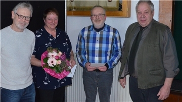 Ehrungen beim Bürgerverein Augustgroden:: Carsten Neumann, Petra Burow, Helmut Burow und Vorsitzender Hergen Hülstede (von links).