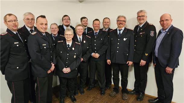 Ehrungen und Beförderungen bei der Freiwilligen Feuerwehr Winkeldorf mit Vize-Ortsbrandmeister Sven Ohrenberg, Hans-Hermann Bahrenburg, Ortsbrandmeister Henning Schnackenberg, Hans-Wilhelm Köster, Lydia Holsten, Daniel Heitmann, Marion Schultze, Tobias Schultze, Andre Frank, Gemeindebrandmeister Björn Becker, Martin Schultze, Kreisbrandmeister Peter Dettmer und Samtgemeindebürgermeister Holger Bahrenburg.