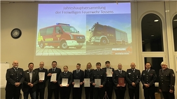 Ehrungen und Beförderungen standen bei der Feuerwehr Tossens auf dem Programm. Das Bild zeigt Gemeindebrandmeister Stefan Hobbie, Bürgermeister Axel Linneweber, Florian Vollprecht, Claas Wieting, Anna Wilcke, Jasen Diel, Samantha Stumenhorst, Jonas Wilcke, Benedikt Neumann, Sascha Meister, Alexander Buchholtz, den stellvertretenden Gemeindebrandmeister Maxim Erstein und Kreisbrandmeister Heiko Basshusen (von links)