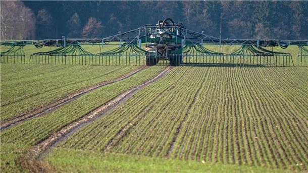 Eigentlich besteht seit einem Monat die Möglichkeit, Gülle auf die Felder zu bringen. Aber nur theoretisch: Viele Flächen im Cuxland sind derart mit Wasser gesättigt, dass sie nicht befahren werden können.