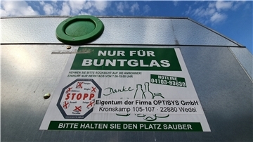 Eigentlich dürfen Altglas und Flaschen am Taubenring/Amselweg nur an Werktagen von 7 bis 19 Uhr eingeworfen werden. Anlieger klagen, dass diese Zeiten immer wieder missachtet werden würden.