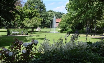 Der Zevener Stadtpark mit Blick auf das Kloster.