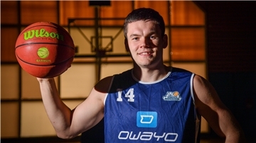 Eigentlich trägt Will Vorhees bei den Eisbären die Nummer 41, beim Foto-Termin hatte er aber das Trikot nicht zur Hand. Deshalb schlüpfte er kurzerhand in sein Trainingsjersey mit der 14. Passt auch.