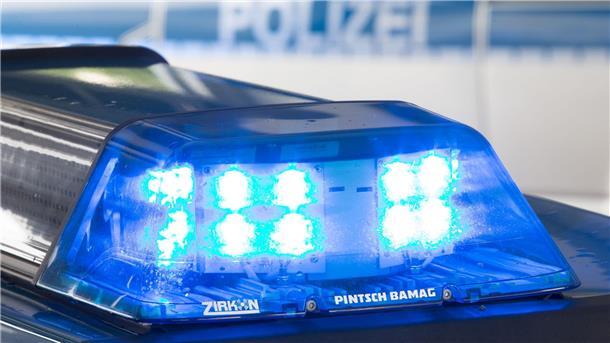 Ein 14 Jahre alter Radfahrer wird bei einem Unfall schwer verletzt. (Symbolbild)