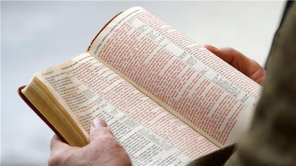 Ein 2022 in Utah verabschiedetes Gesetz ermöglicht es, Bücher und Filme mit „pornografischen und unanständigen Inhalten“ aus den Bibliotheken von Schulen oder dem Unterricht zu verbannen.