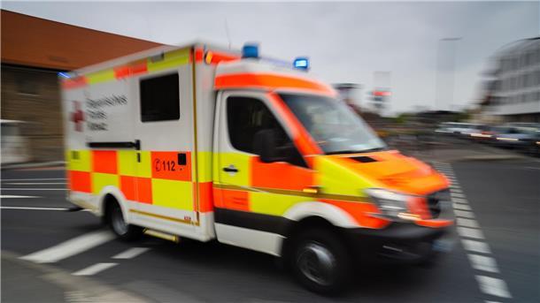 Mann stirbt nach Messerstich in Berlin  Ein 21-jähriger Mann stirbt nach einem Messerstich.