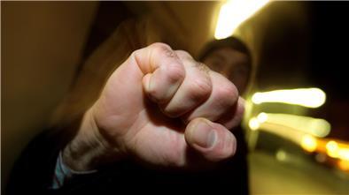 Ein Mann schlägt mit einer Faust zu. In Nordenham mussten sich zwei junge Männer unter anderem wegen Körperverletzung vor Gericht verantworten.