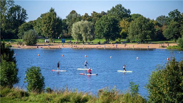 Ein 27-Jähriger wollte einen Volleyball aus dem Wasser holen und ist dabei ertrunken.