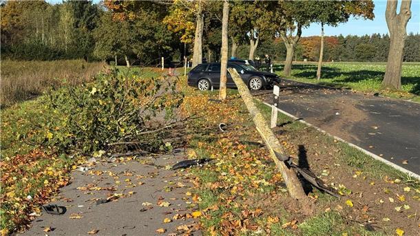 Auto kracht gegen Bäume – Fahrer lebensgefährlich verletzt Ein 32-Jähriger ist mit seinem Auto gegen drei Bäume gekracht und lebensgefährlich verletzt worden.