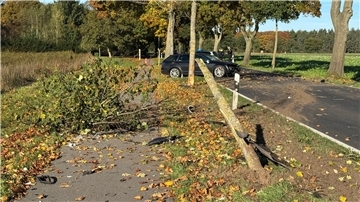 Ein 32-Jähriger ist mit seinem Auto gegen drei Bäume gekracht und lebensgefährlich verletzt worden.