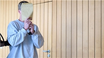 Ein 40-Jähriger soll seine Ex-Partnerin brutal getötet haben, zum Prozessauftakt weist er alle Vorwürfe zurück.