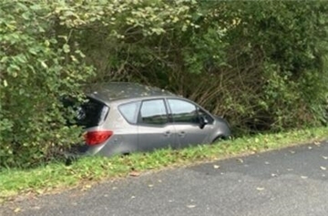Ein Auto im Seitengraben einer Straße. Ein 56-jähriger Autofahrer kam auf der Thebüer Straße bei Beverstedt-Frelsdorf von der Fahrbahn ab. Er hatte über 1,6 Promille im Blut.