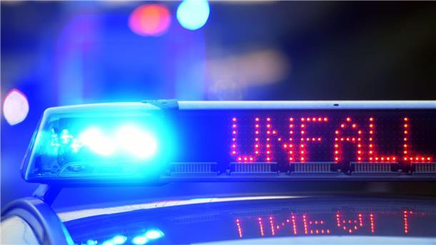 Motorradfahrer stirbt bei Zusammenstoß Ein 56 Jahre alter Motorradfahrer kollidierte mit einem Auto und starb. (Symbolbild)