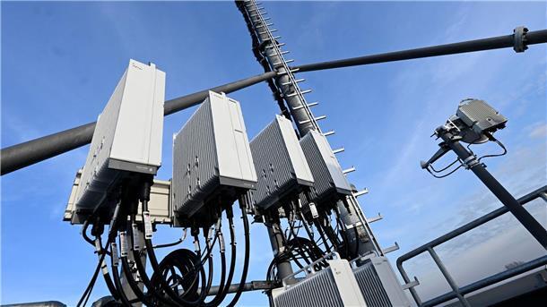 Ausbau der Handynetze: 5G-Abdeckung bei 89 Prozent Ein 5G-Mobilfunkmast auf einem Hochhaus in Düsseldorf.