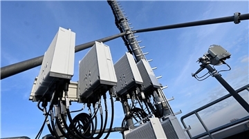 Ein 5G-Mobilfunkmast auf einem Hochhaus in Düsseldorf.