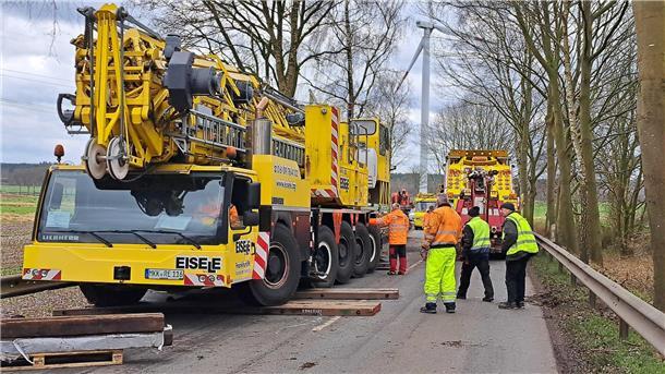 Ein 60-Tonnen-Kran ist von der Fahrbahn abgekommen und musste geborgen werden. Seit den frühen Morgenstunden war die Kreisstraße 48 - die Umleitungsstrecke für den gesperrten Autobahnteilabschnitt - in Richtung Uthlede vollständig gesperrt.