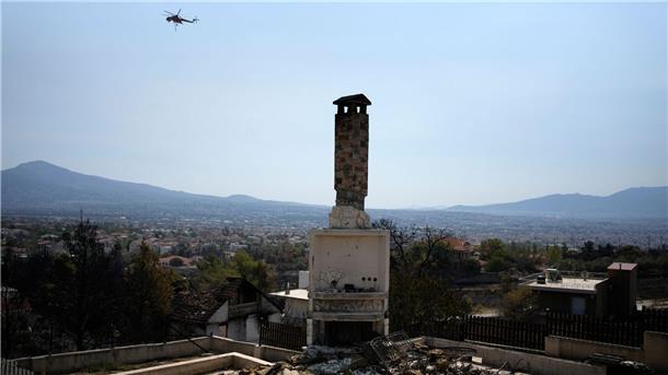 Brand nahe Athen unter Kontrolle - Lage weiter angespannt Ein abgebranntes Haus auf dem Berg Parnitha.