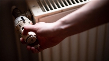 Ein älterer Heizkörper in einer Berliner Altbauwohnung. Die Menschen in Deutschland wollen sich in erster Linie auf ihre Energieversorgung verlassen können.