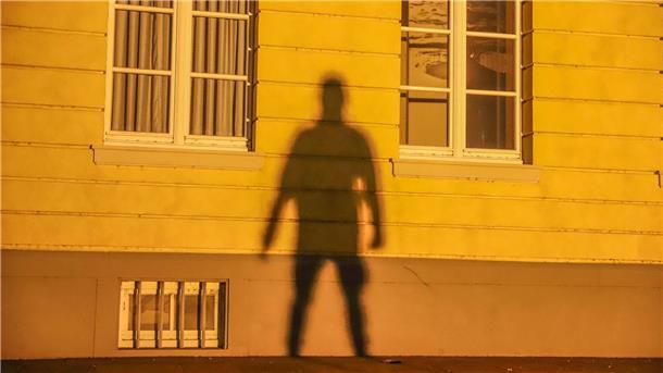 Überfall im eigenen Haus Mitten in der Nacht Ein Schattenriss