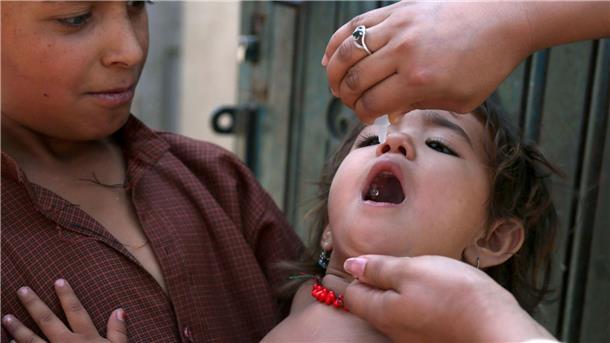 Afghanistan meldet ersten Polio-Fall des Jahres Ein afghanisches Kind wird im Rahmen einer Kampagne gegen Polio geimpft.