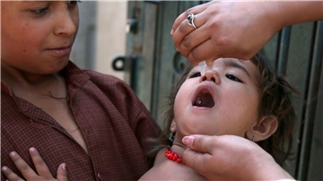 Ein afghanisches Kind wird im Rahmen einer Kampagne gegen Polio geimpft.