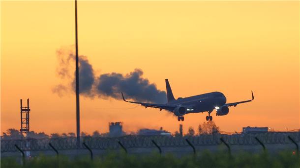 Bundeswehr evakuiert Hunderte Menschen aus dem Sudan Ein Airbus der Luftwaffe landet am Morgen mit aus dem Sudan evakuierten Menschen auf dem Flughafen BER.