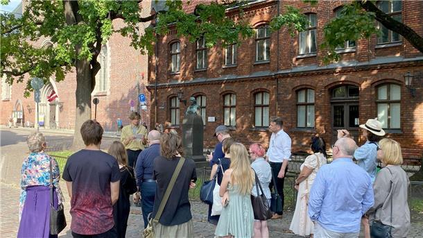 280. Geburtstag: Riga erinnert an Herder Ein Akademiker der Universität Lettland liest aus „Ideen zur Philosophie der Menschheitsgeschichte“ bei einer Gedenkveranstaltung am Denkmal für Johann Gottfried Herder (1744-1803) auf dem Herderplatz neben dem Rigaer Dom.