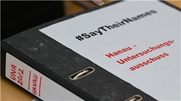 Ein Aktenordner mit der Aufschrift „#SayTheirNames.