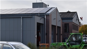 Auf dem Dach des neuen Fahrzeughallen-Anbaus des Feuerwehrhauses in Rodenkirchen ist eine Photovoltaikanlage installiert worden.