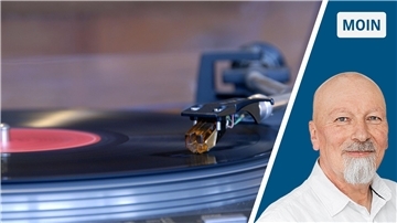 Ein Plattenspieler dreht sich.