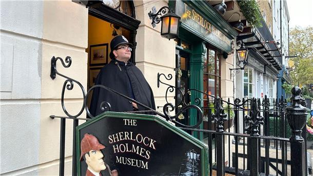 Unsterblicher Detektiv: 130 Jahre Sherlock Holmes Ein als Polizist verkleideter Mitarbeiter vor dem Sherlock-Holmes-Museum in London.