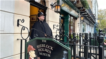 Ein als Polizist verkleideter Mitarbeiter vor dem Sherlock-Holmes-Museum in London.