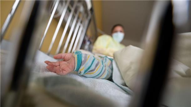 RSV-Welle in Deutschland hat laut RKI begonnen Ein am Respiratorischen Synzytial-Virus (RS-Virus oder RSV) erkrankter kleiner Patient auf einer Kinderstation.