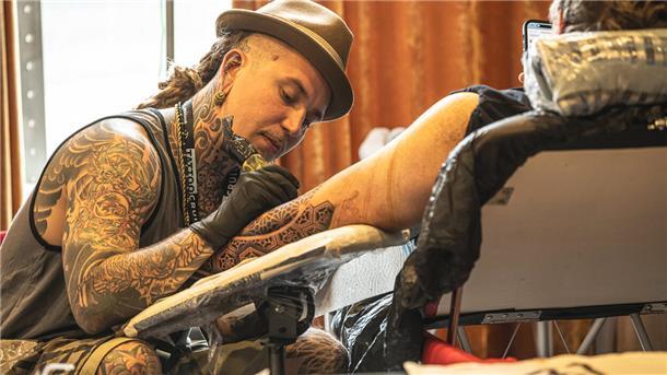 Warum Themen-Kreuzfahrten ein voller Erfolg für TUI Cruises und Co. sind Ein Andenken, das bleibt: Während Wildcat Tattoo Cruise auf der „Mein Schiff 4“ wurde auch viel Tinte unter die Haut gebracht.