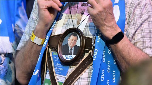 Söders „freie Fahrt“ - und eine Absage, die Sorgen macht Ein Anhänger von Franz Josef Strauß.