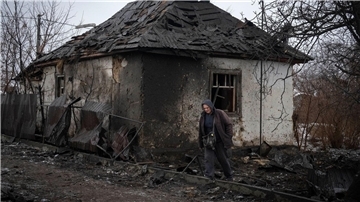 Krieg gegen die Ukraine: So ist die Lage Ein Anwohner geht an einem Haus vorbei, das von einem russischen Raketenangriff beschädigt wurde.