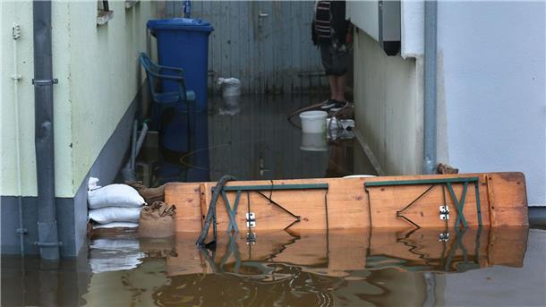 Süddeutschland ächzt unter dem Hochwasser Ein Anwohner versucht in Burgau im Landkreis Günzburg, sein Haus vor dem Hochwasser zu schützen.