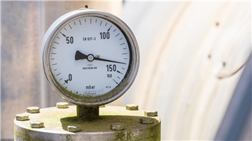 Ein Anzeige für Druck in der Anlage des Gasspeicher Wolfersberg: Die kühlen Temperaturen sorgen für sinkende Füllstände.