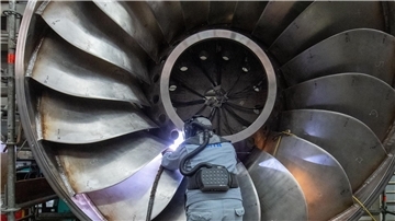 Ein Arbeiter an einer Wasserturbine (Symbolbild). Die deutsche Wirtschaftsleistung könnte dem Internationalen Währungsfonds zufolge in diesem Jahr leicht sinken.