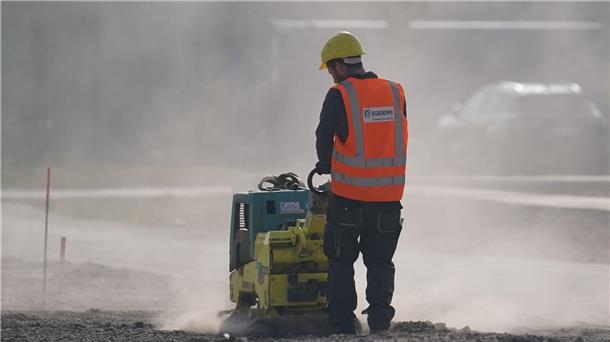 Steigende Arbeitslosigkeit, aber mehr Beschäftigung Ein Arbeiter auf einer Baustelle: Die Arbeitsagenturen gehen weiter von einer steigenden Beschäftigung aus.