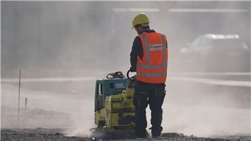 Ein Arbeiter auf einer Baustelle: Die Arbeitsagenturen gehen weiter von einer steigenden Beschäftigung aus.