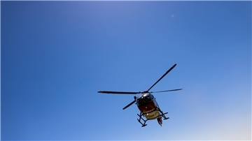 Ein Arbeiter ist bei einem Kurzschluss schwer verletzt worden und mit einem Rettungshubschrauber ins Krankenhaus geflogen worden. (Symbolbild)