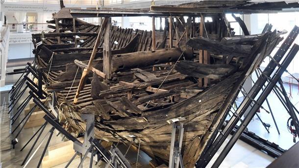 Was kann man in Bremerhaven machen? Tipps für den Besuch in der Stadt am Meer Ein hölzernes Schiffswrack aus dem 14. Jahrhundert steht rekonstruiert im Museum.