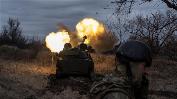 Krieg gegen die Ukraine: So ist die Lage Ein Artilleriefahrzeug feuert an der Frontlinie in der Region Donezk.