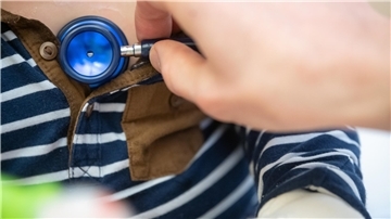 Kinderarzt untersucht Kind