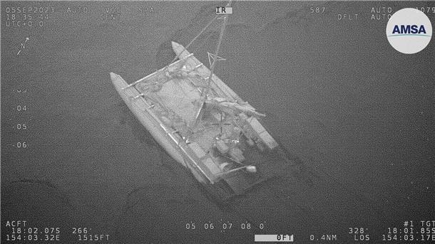 Haie greifen Katamaran im Korallenmeer vor Australien an Ein aufblasbarer Katamaran ist im Korallenmeer in Seenot geraten.