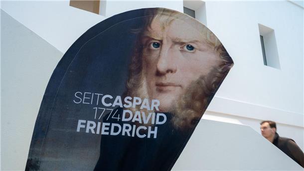 Greifswalder Caspar-David-Friedrich-Jubiläum ist eröffnet Ein Aufsteller mit einem Porträtbild von Caspar David Friedrich steht im Greifswalder Landesmuseum.