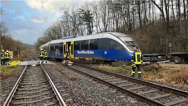 Sturm und Regen sorgen für Beeinträchtigungen Ein aus den Schienen gesprungener Regionalzug der Linie RB 84 bei Bad Driburg.