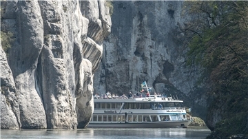 Ein Ausflugsschiff fährt durch den Donaudurchbruch.